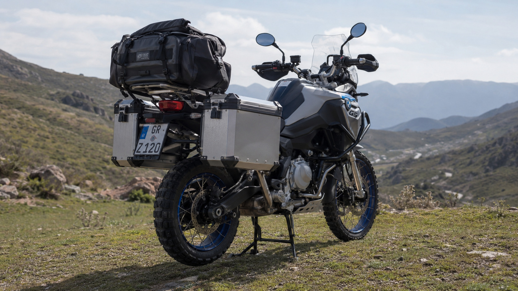 photo d'une moto trail type Yamaha Ténéré 700 ou BMW F850GS posée sur béquille centrale